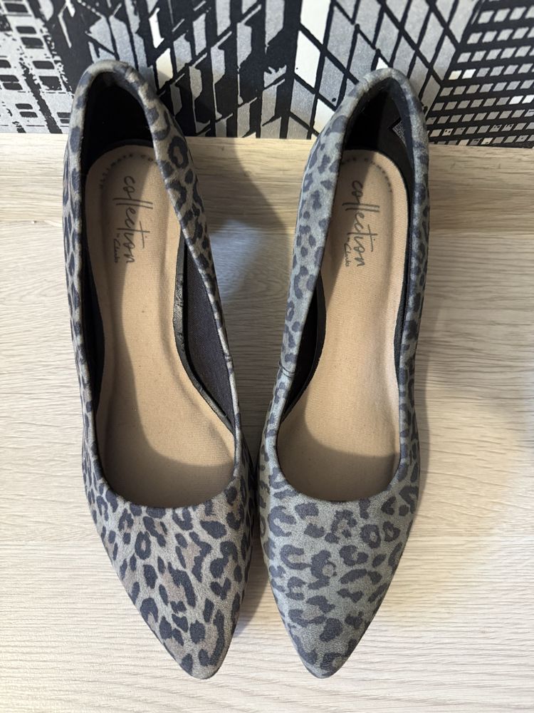 Замшеві туфлі на підборах в леопардовий принт clarks