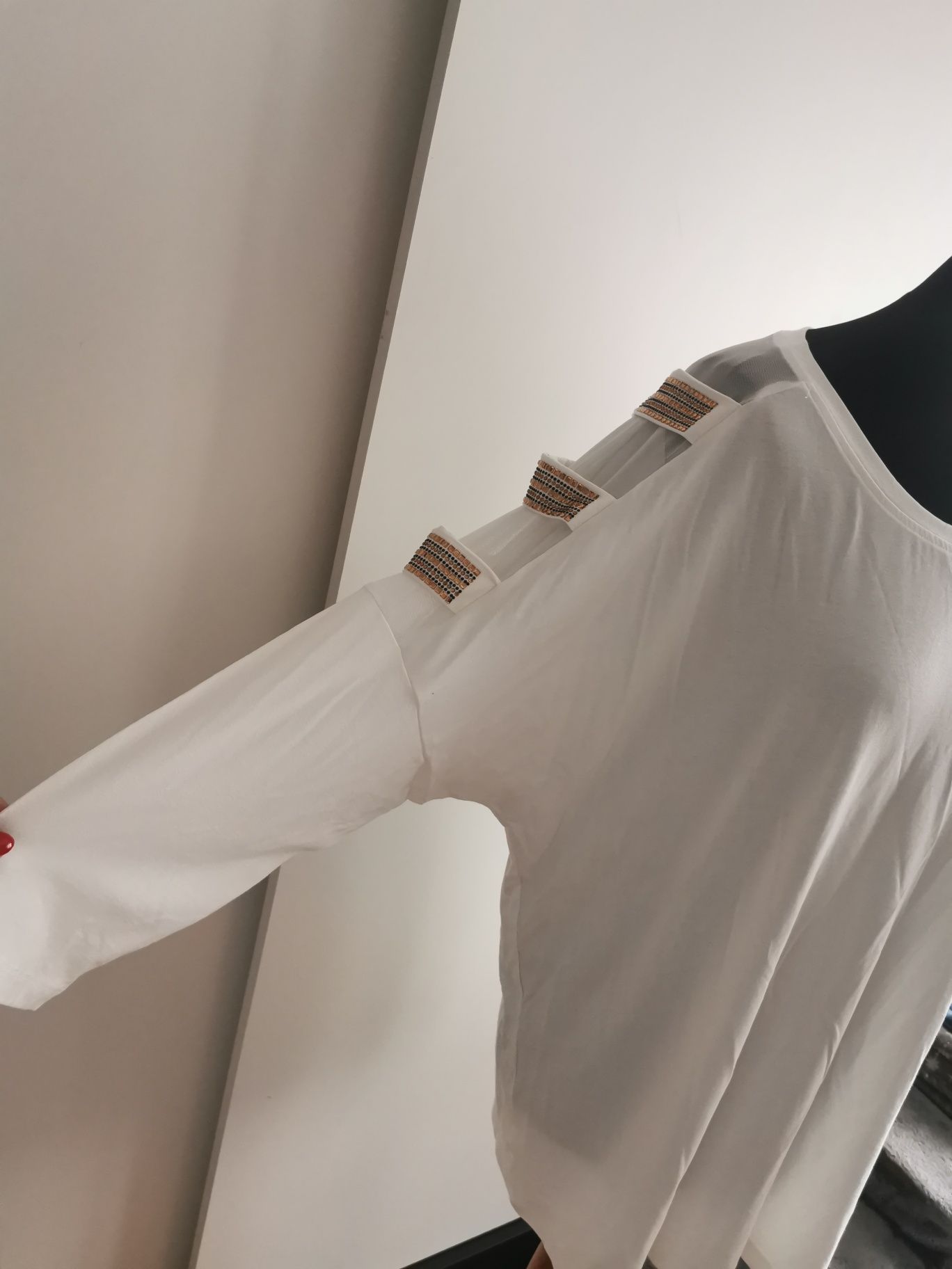 Przepiękna biała dłuższa bluzka tunika damska odkryte ramiona wiskoza
