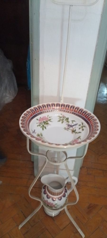 Lavatorio de quarto antigo (ferro e porcelana)