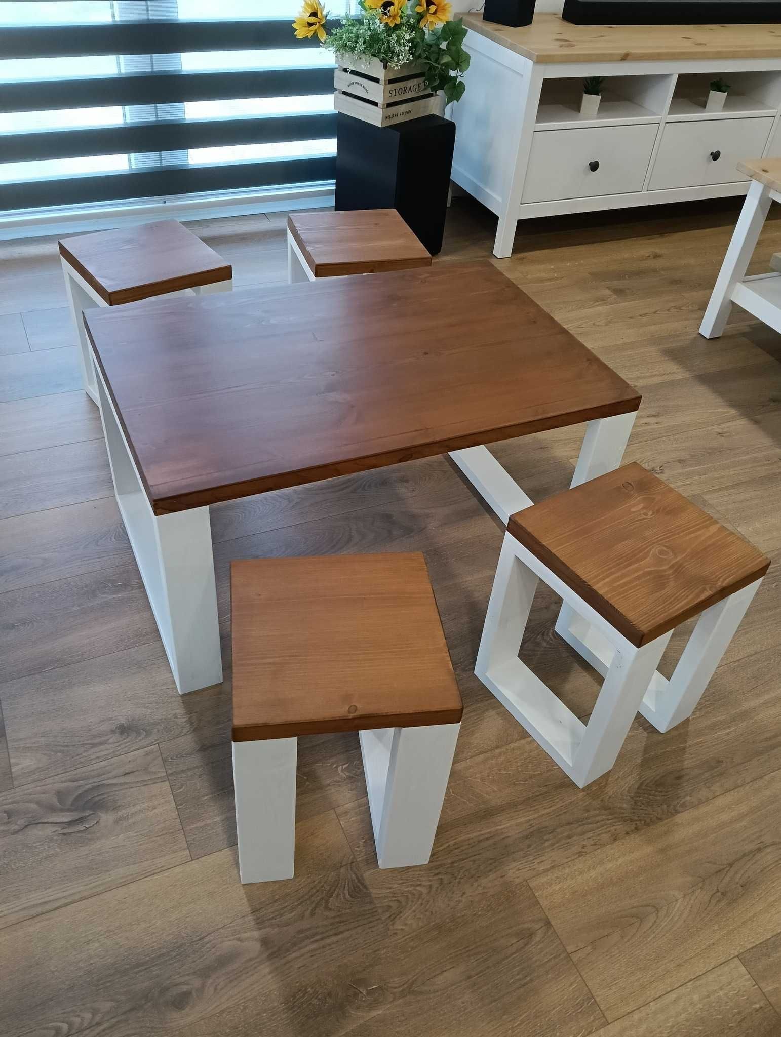 Mesa Baixa + 4 Bancos em Madeira Maciça – Branco Acetinado & Teca
