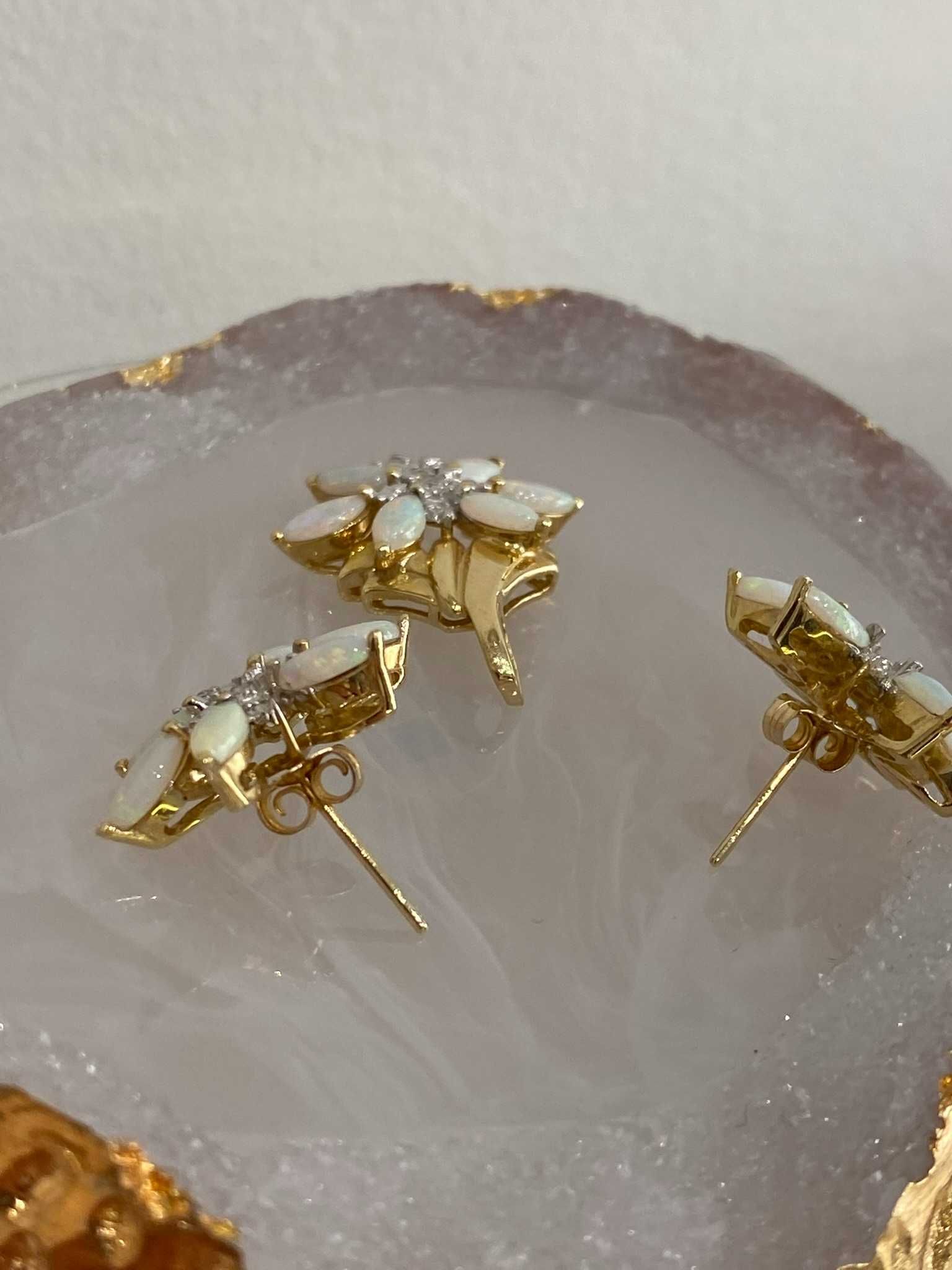 Komplet biżuterii kolczyki i wisiorek z opalami i diamentami