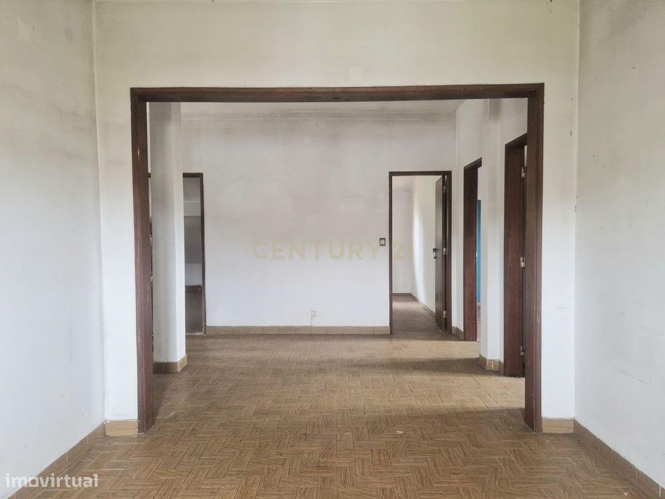 Apartamento T3 de 140 m2  para renovação em Pombal