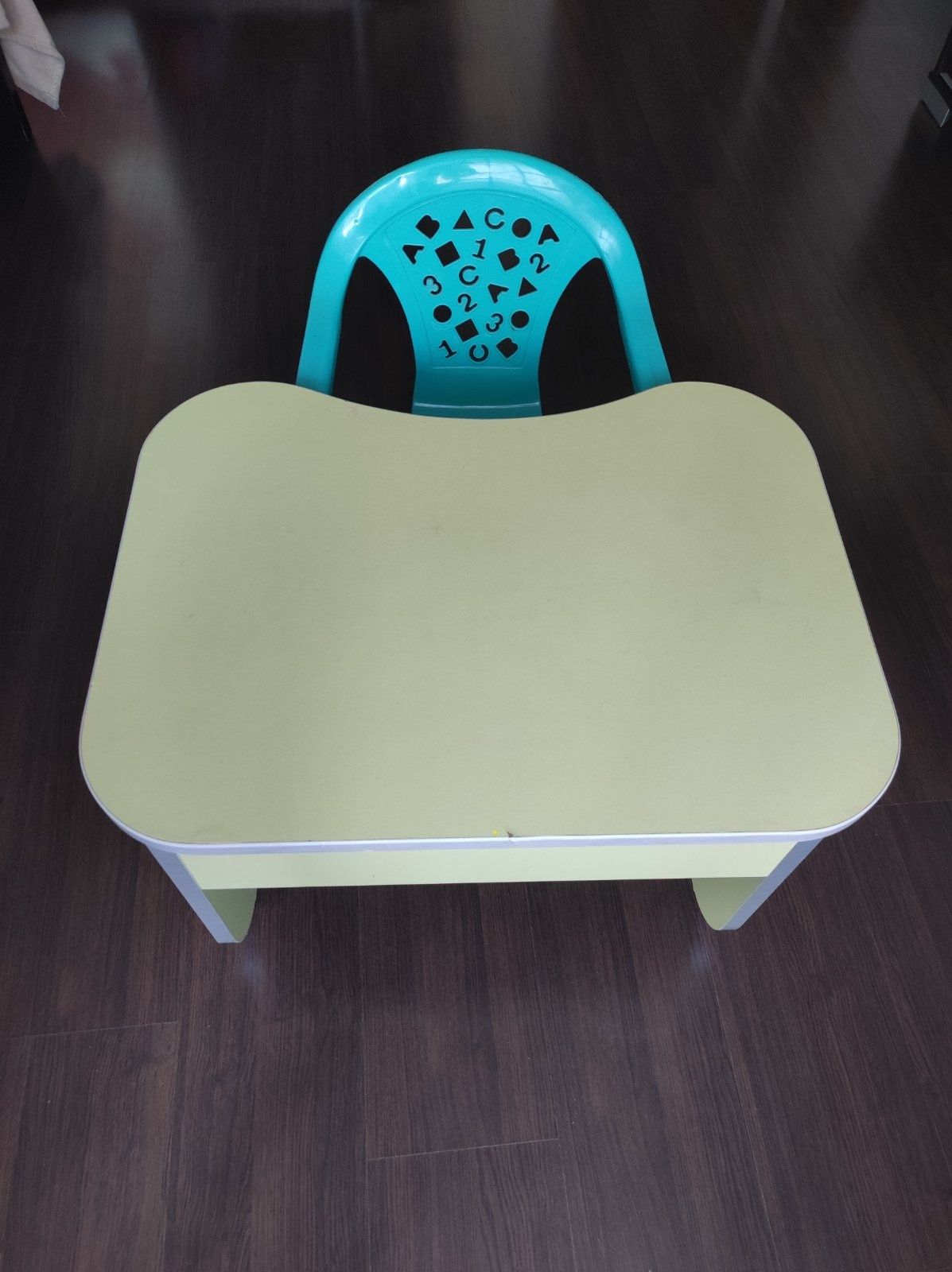 Столик і стілець