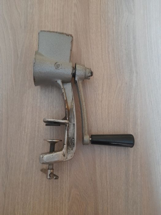 Stara maszynka do mielenia maku,pieprzu z PRL