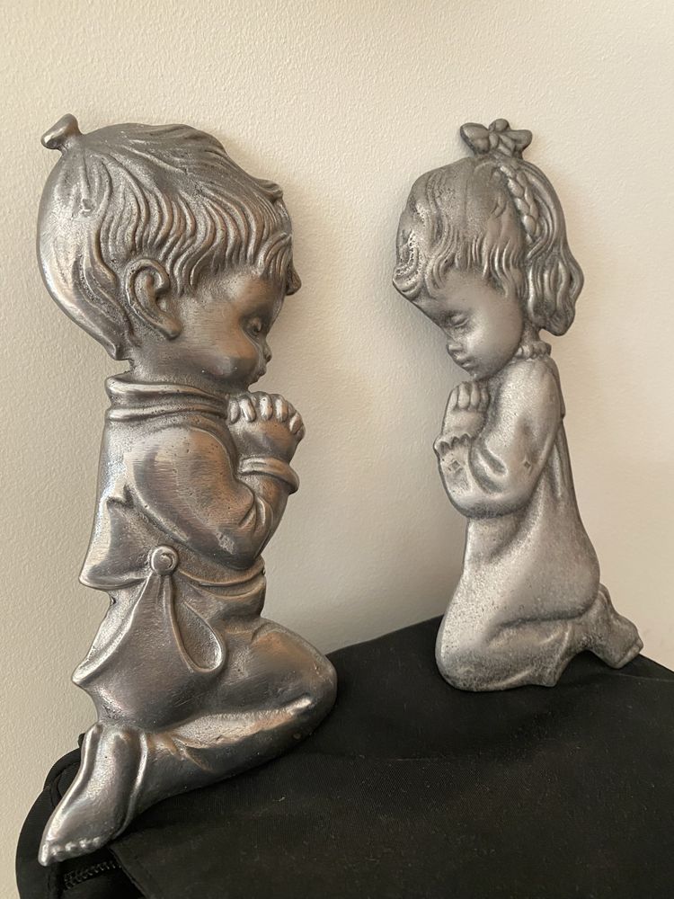 Figuras decorativas metálicas – Crianças em oração