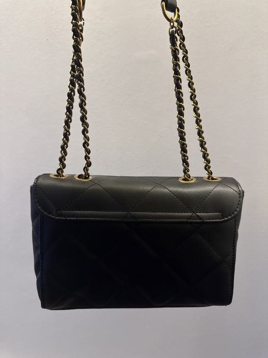 Czarna torebka Guess