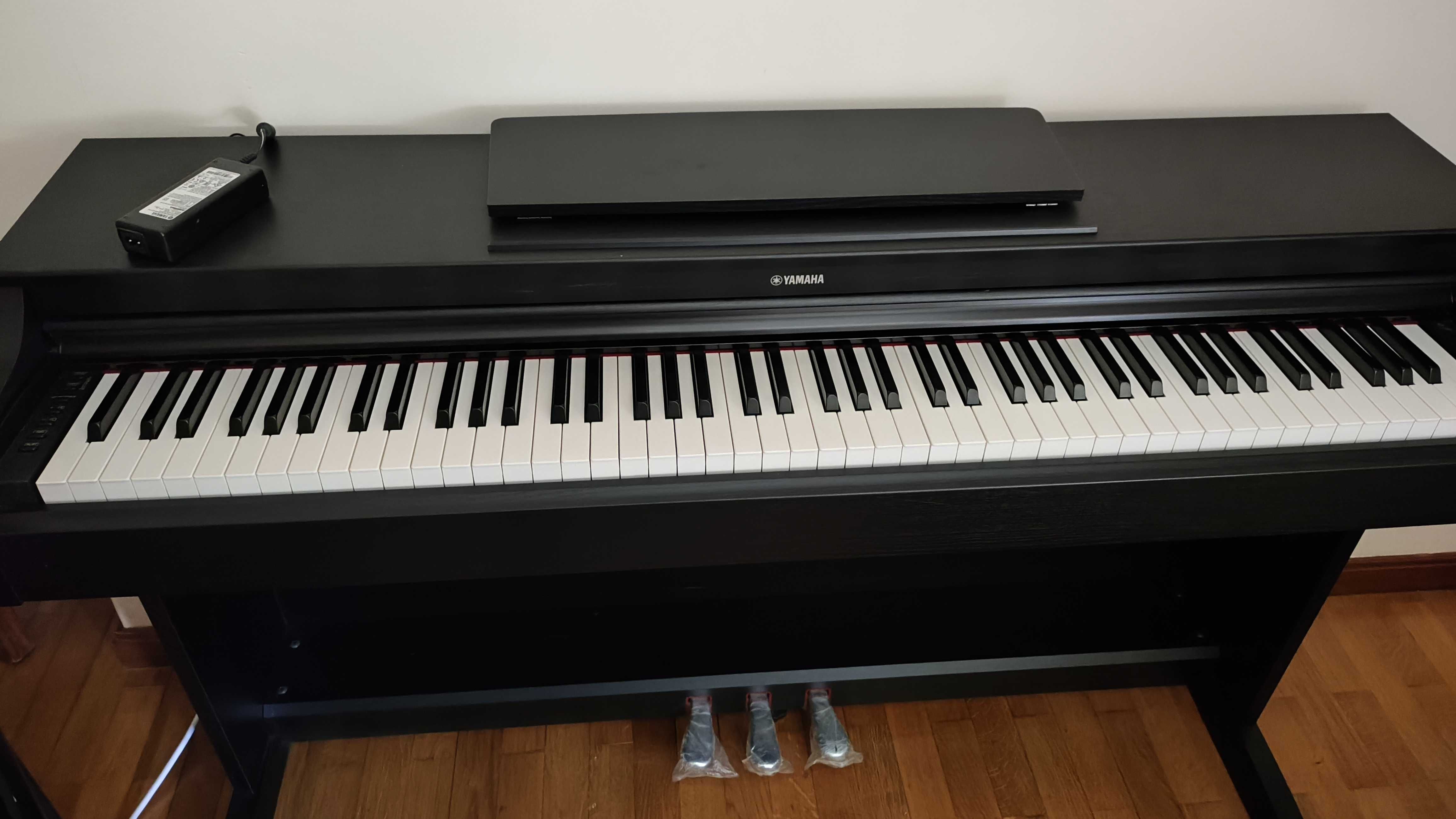 Piano Yamaha preto