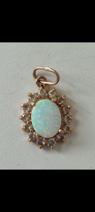 Продам золотую подвеску с камнем опал