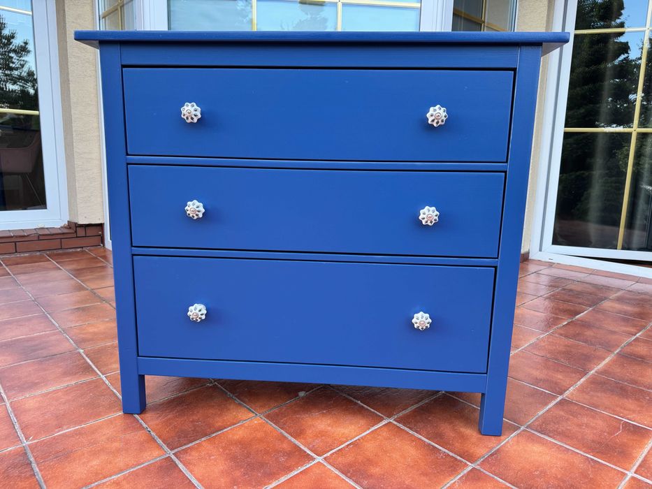 szafka z szufladami niebieska pojemna bieliźniarka komoda słupek regał