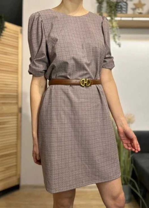 Beżowa elegancka sukienka w drobną kratkę klasyczna biurowa