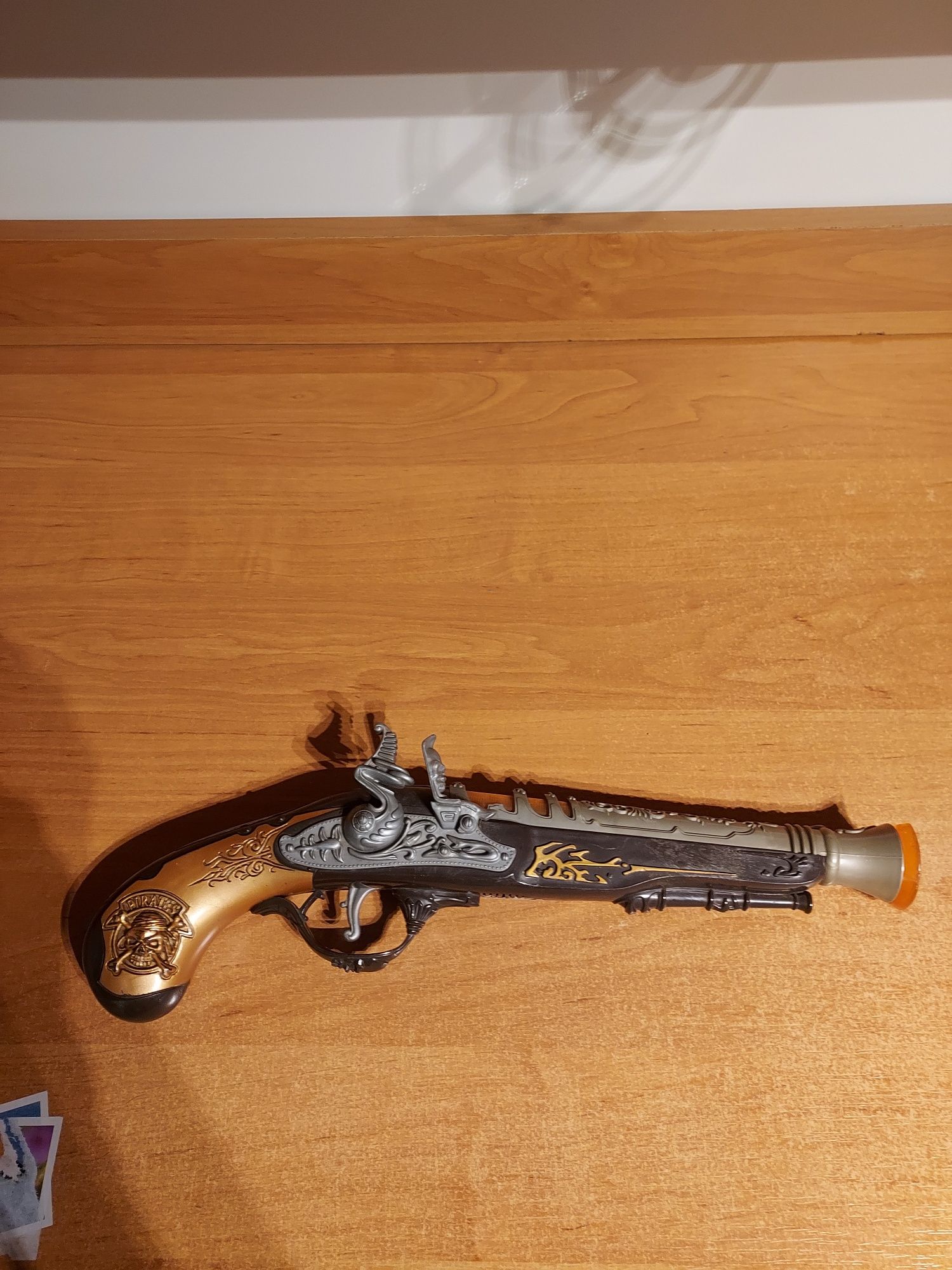 Stary zabawkowy pistolet piracki