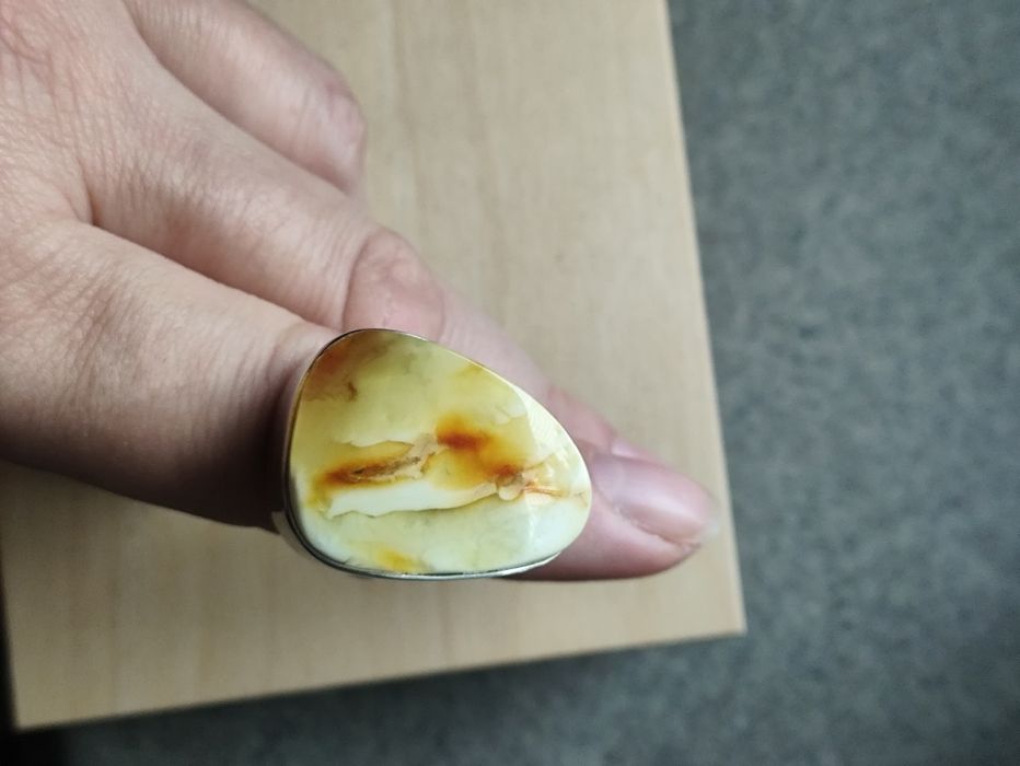 Srebrny pierścionek z bursztynem regulowany srebro