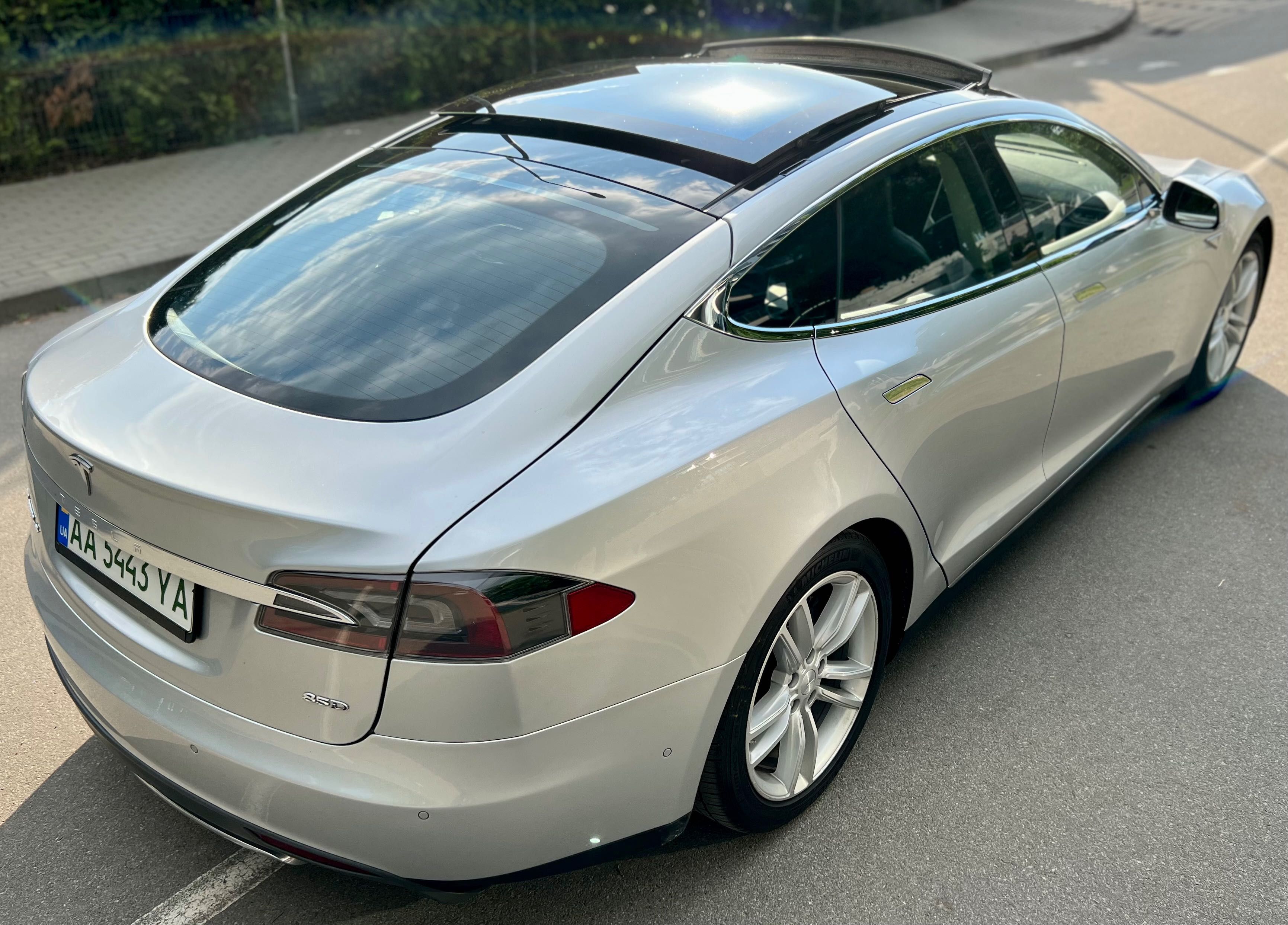 Tesla Model S 85D dual motor 417к.с. AWD