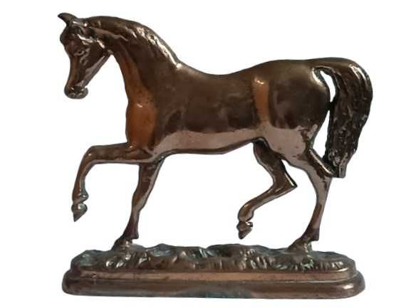 Mosiężna figurka konia vintage – ozdoba kolekcjonerska retro