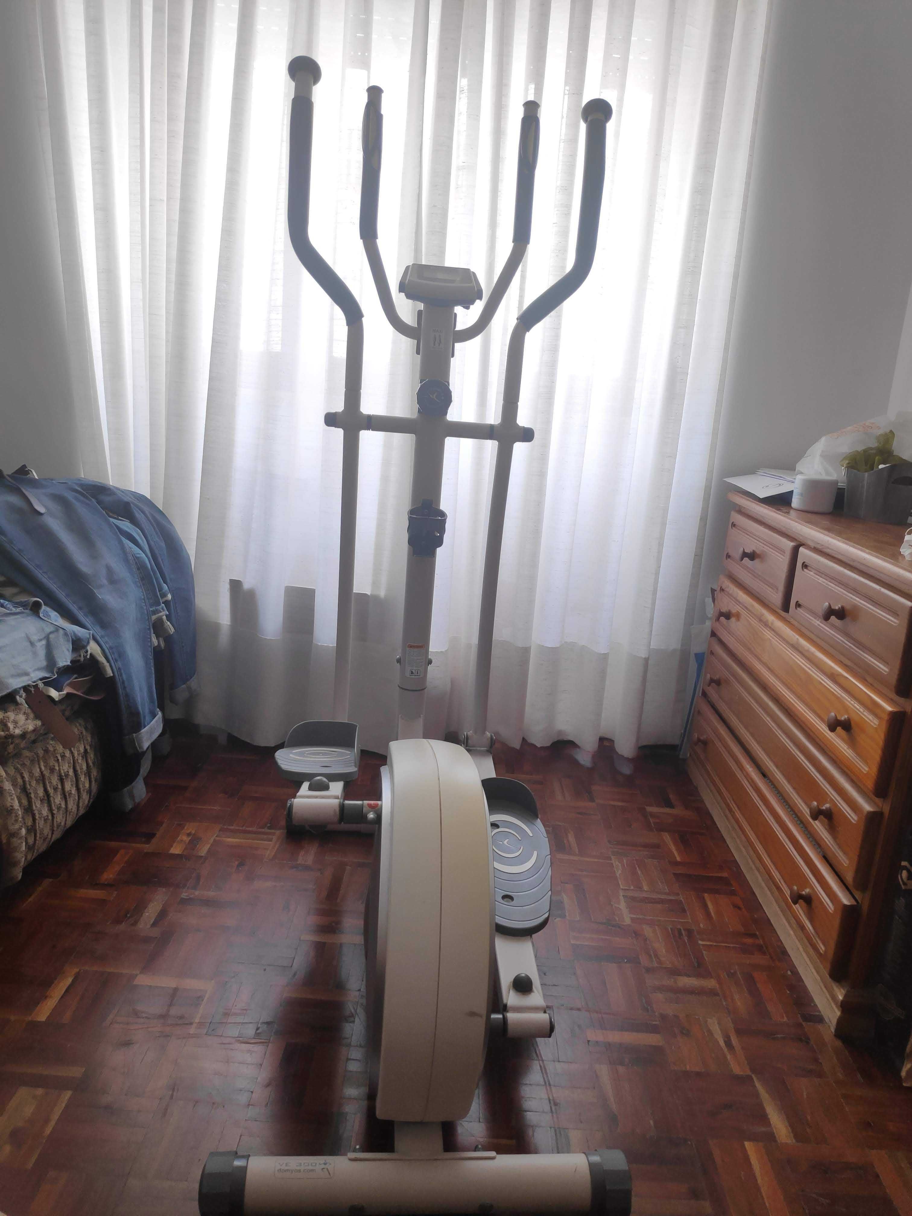 Máquina Elíptica - Bom Estado e Pronta para Uso!