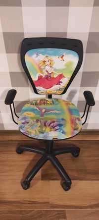 Krzesło obrotowe do biurka dla dziewczynki.