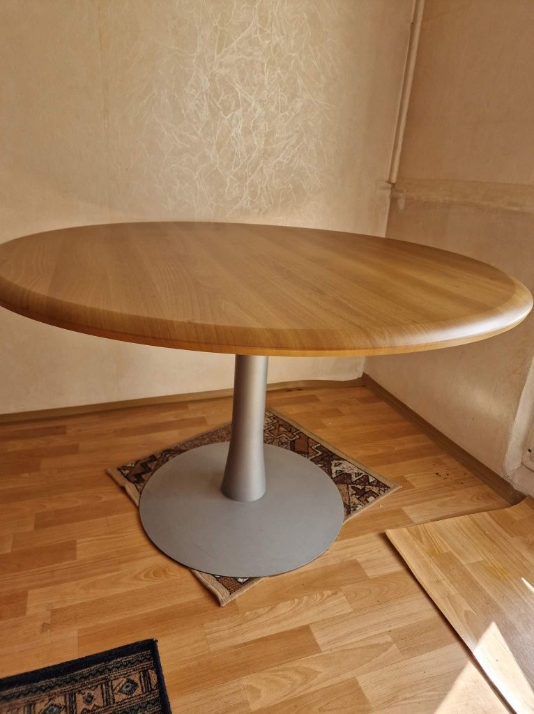 Okrągły stół z 1 nogą