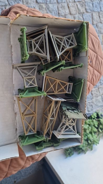 Varias casas pontes e comboios pedir fotos.