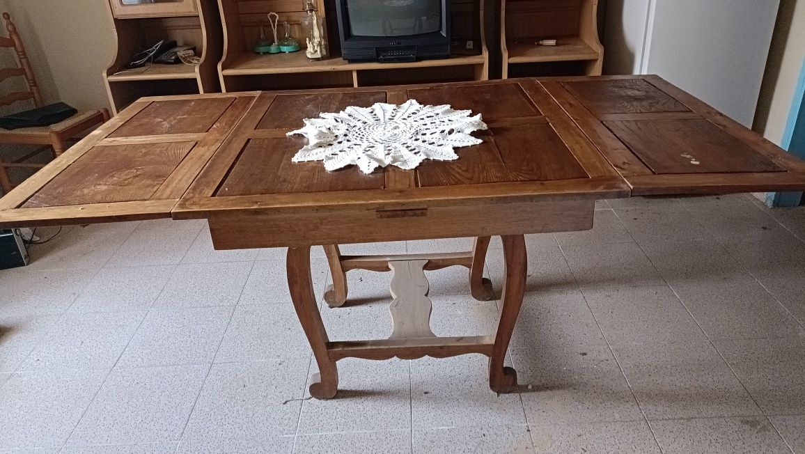Mesa em madeira bom estado