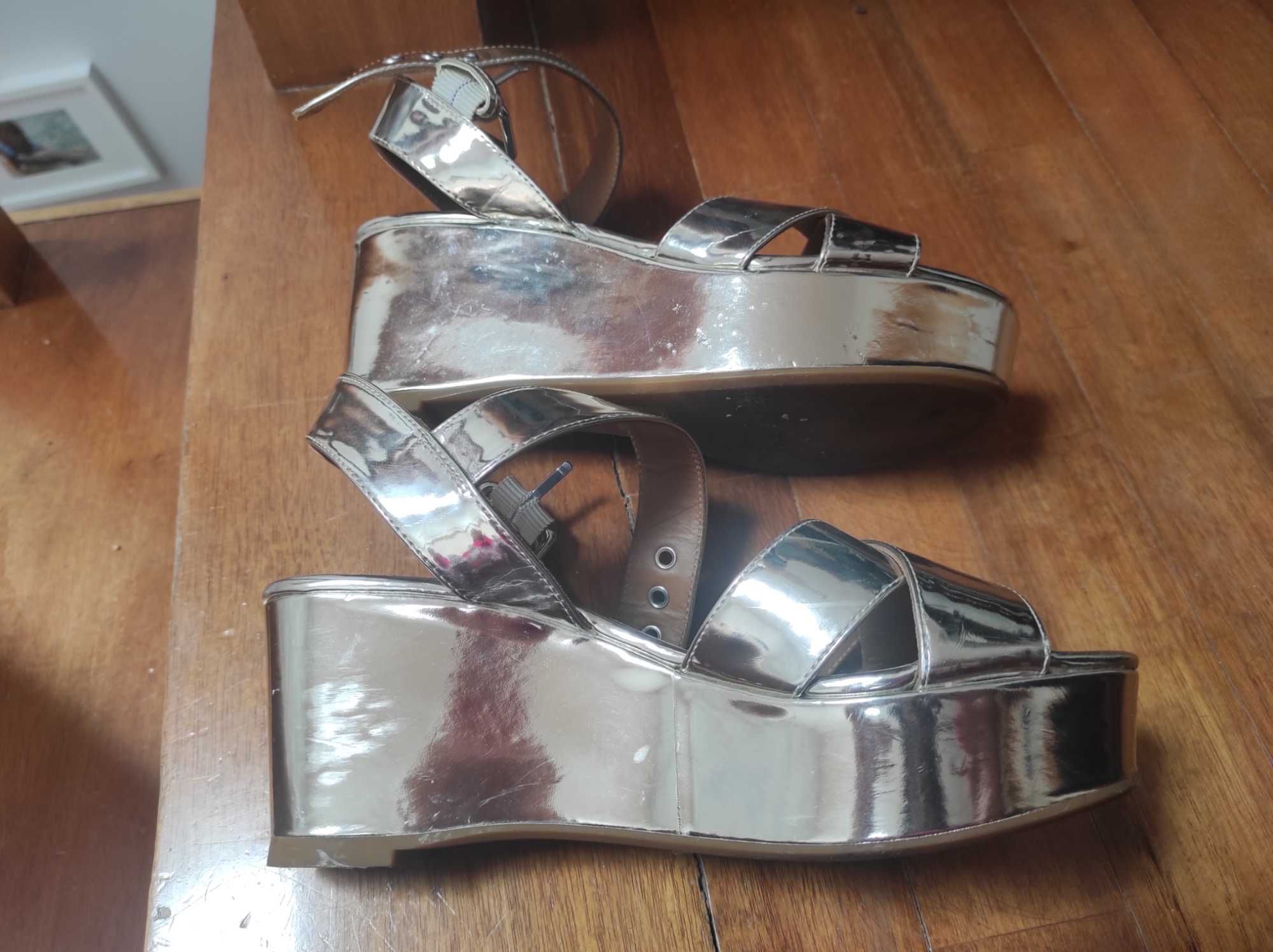 Sandálias de pele prateada, marca Bimba y Lola, n. 38