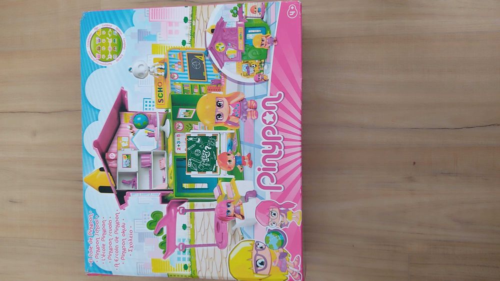 Escola com recreio da Pinypon