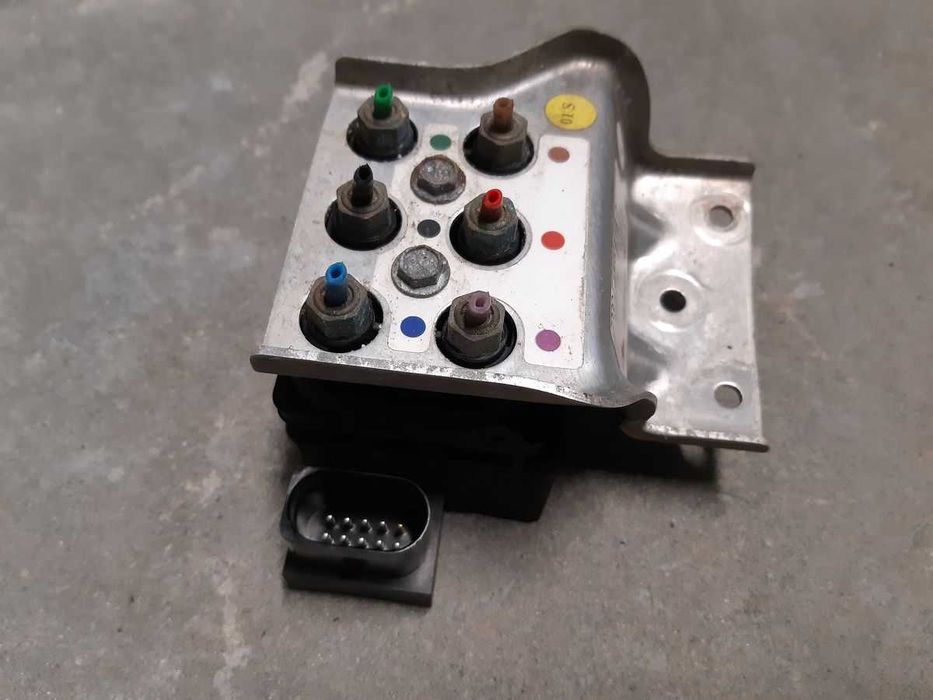 Audi A8 D3 rozdzielacz zawieszenia  ,  regulator pneumatyki .