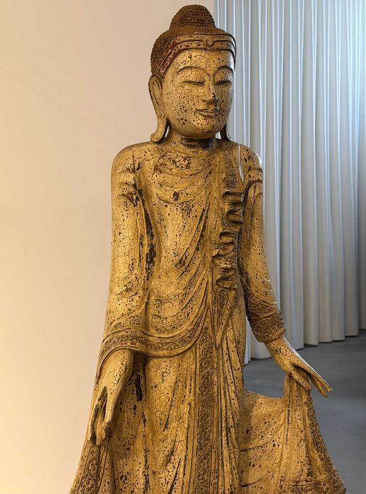 Estátua de Buda. Feita de madeira. Antigo.