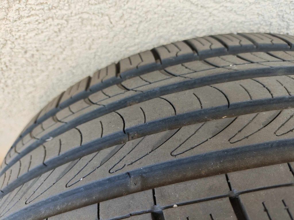 Pneu Roadstone usado 205/55/R15
