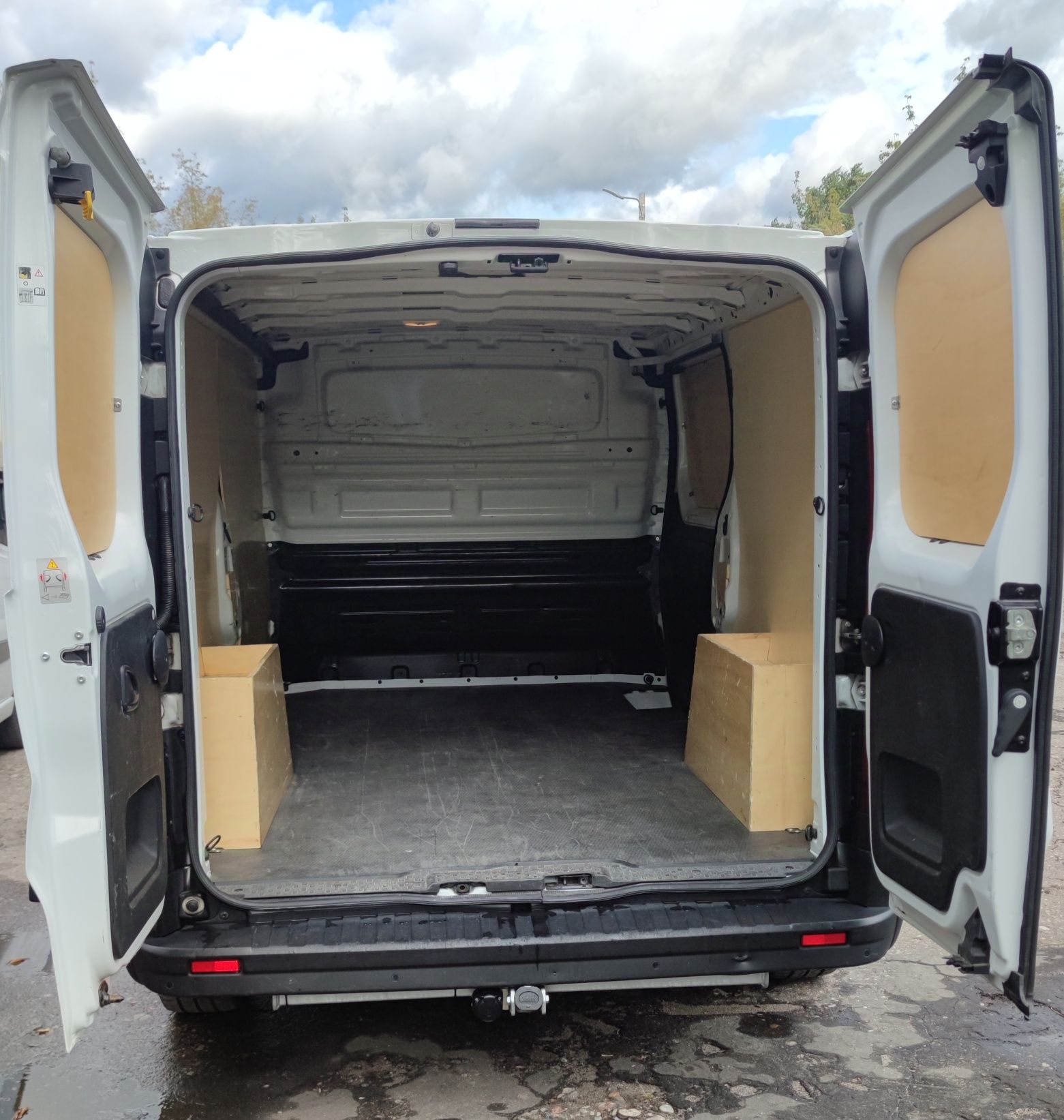 Wynajem lub wypożyczenie auta dostawczego busa Renault Trafic L2H1 hak