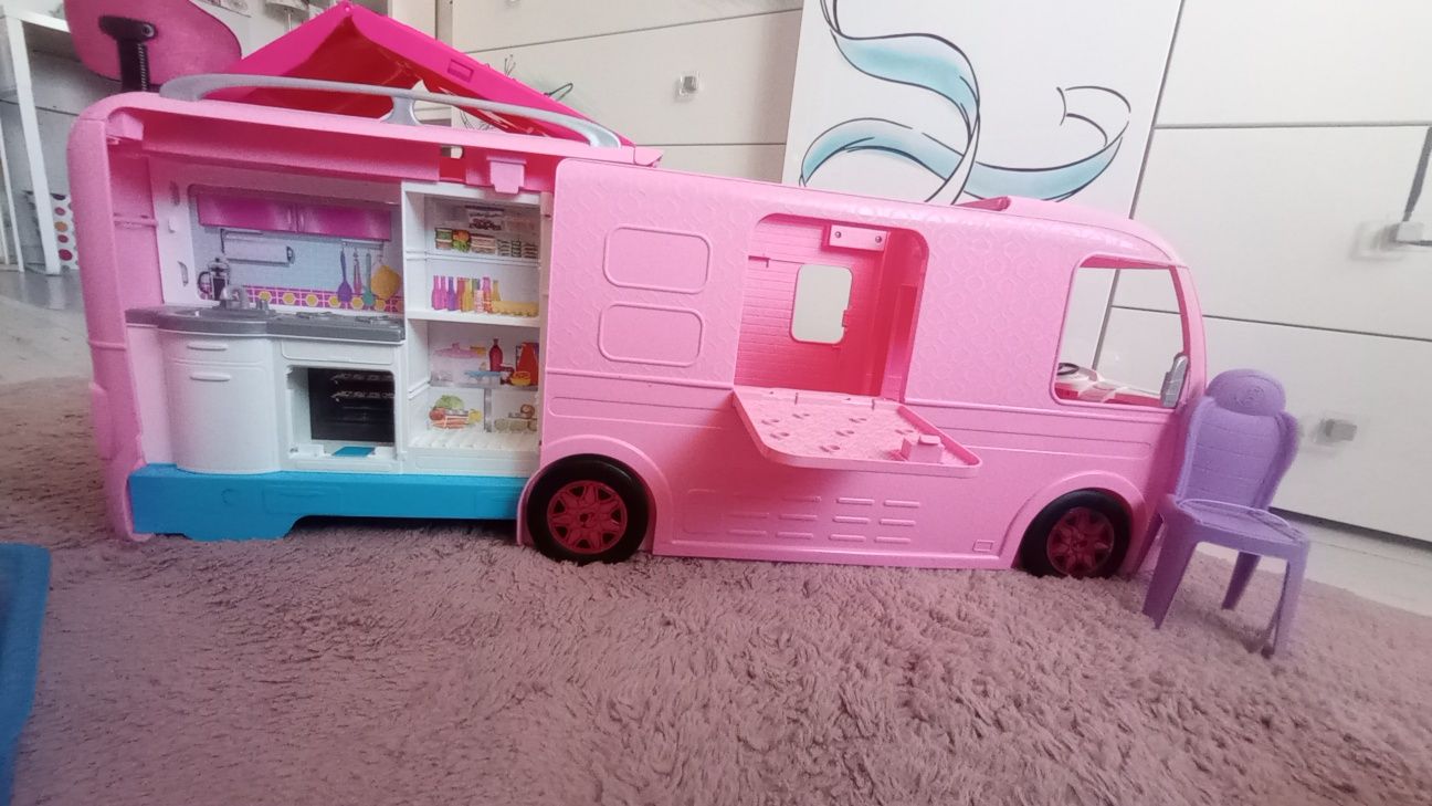 Camper Barbie z basenem
