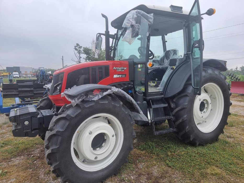 Трактор ArmaTrac 1104 LUX Пневма навес 5т 2 вани Perkins ZF 16+16 АРК