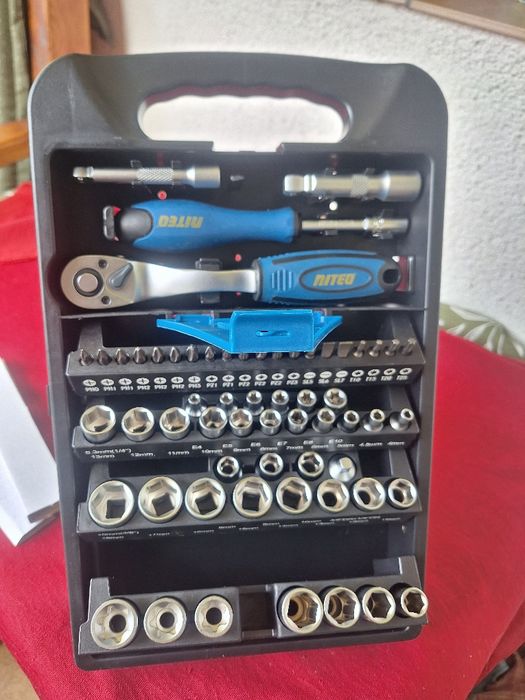 Zestaw kluczy nasadowych.