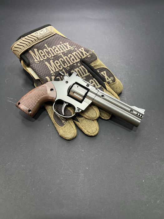 Металевий револьвер Taurus Magnug на пістонах