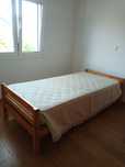 Cama de pinho com estrado de ripas integrado