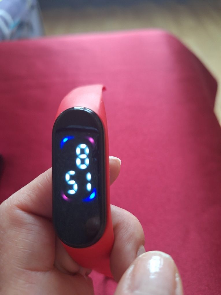 Фитнес браслет LED Earth Watch.