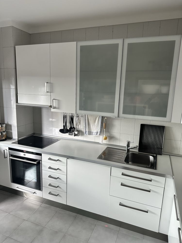 Cozinha com figorifivo e placa