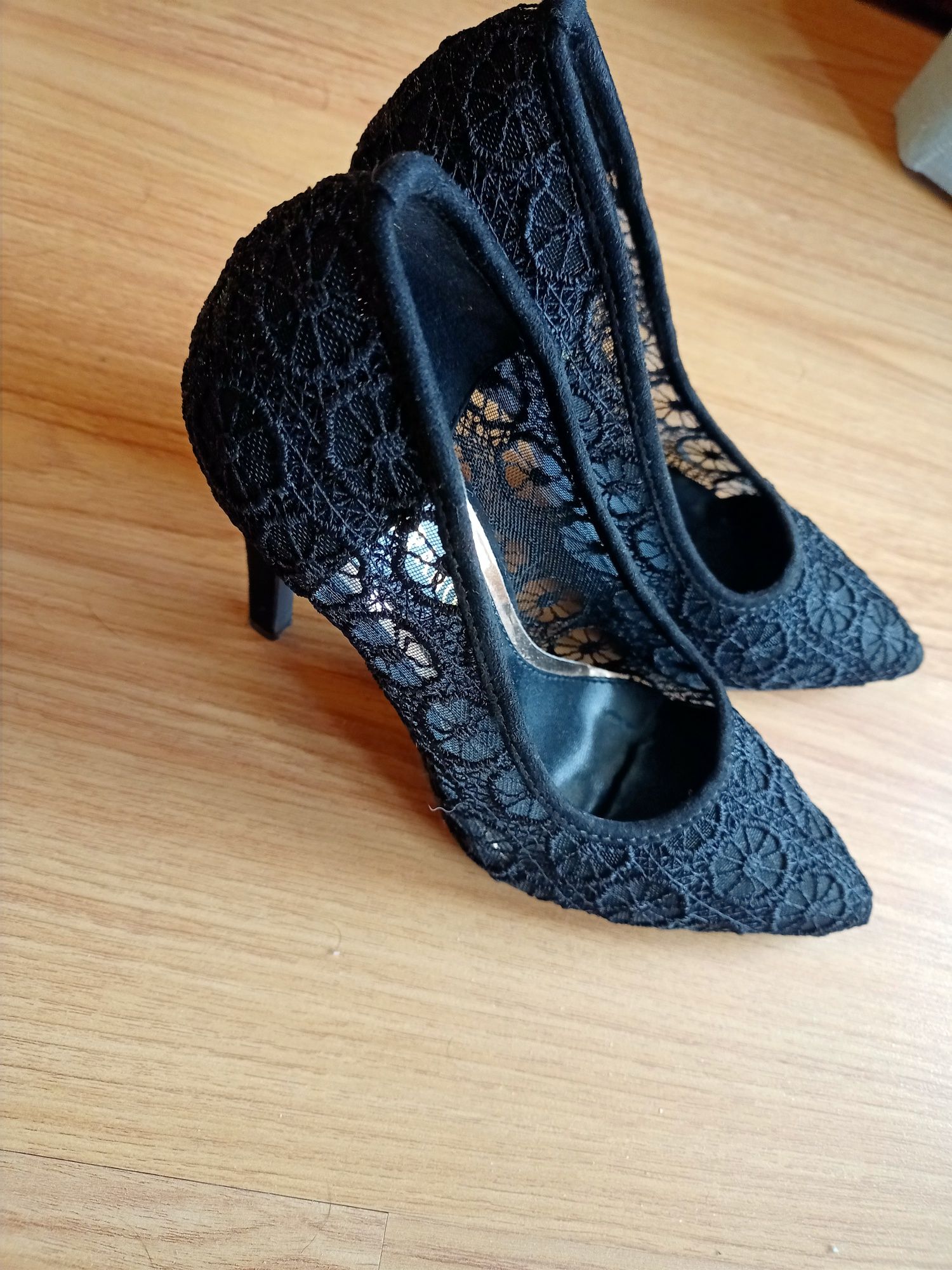 Sapato preto senhora com renda