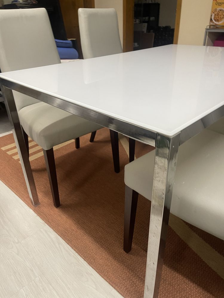 Mesa de cozinha com tampo em vidro
