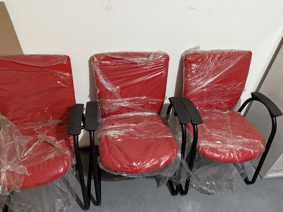 Mesa de reuniao e cadeiras