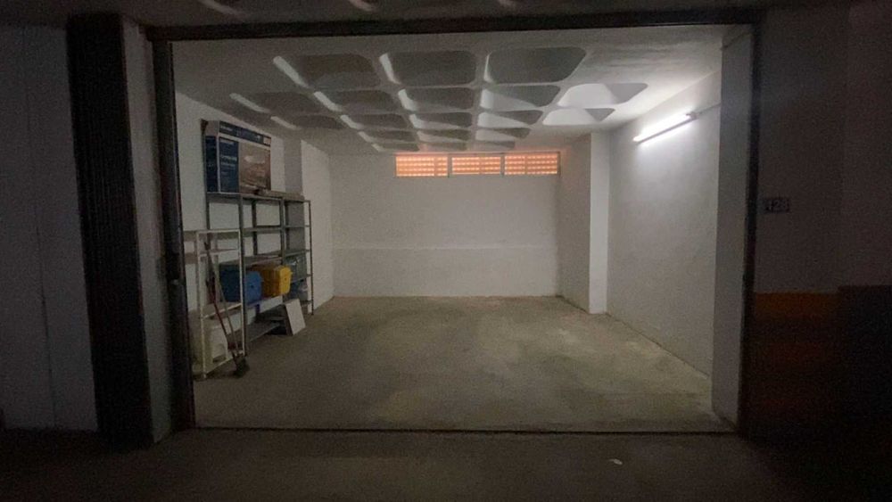 Vende-se Garagem Fechada na Praia da Rocha