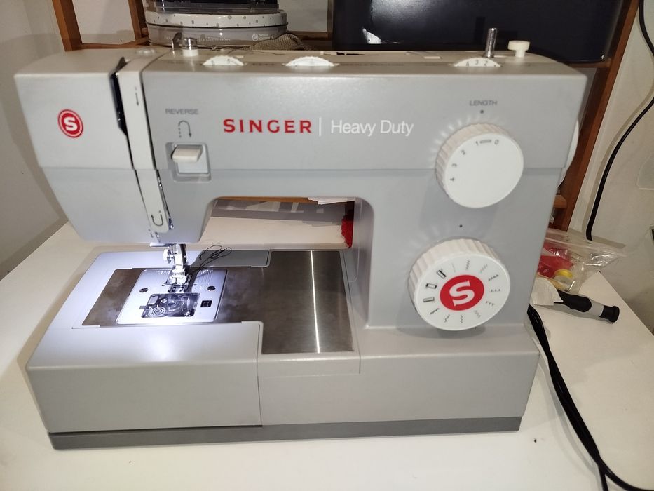 Máquina de costura heavy duty 4411