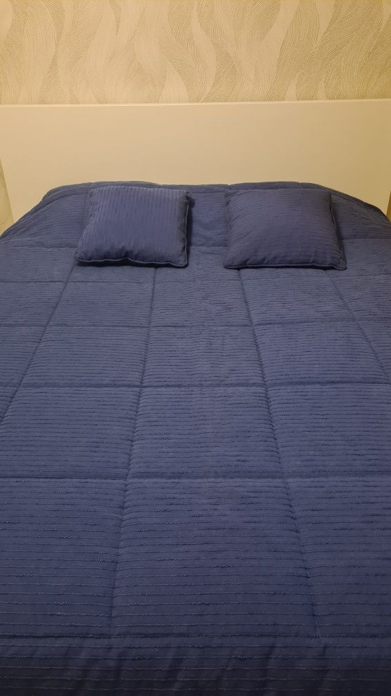 Colcha azul para cama 1,60m com 2 almofadas pequenas iguais