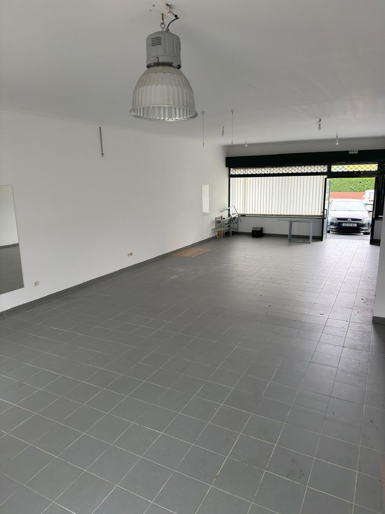 Loja Comercial Ampla com Garagem – Oportunidade Única!