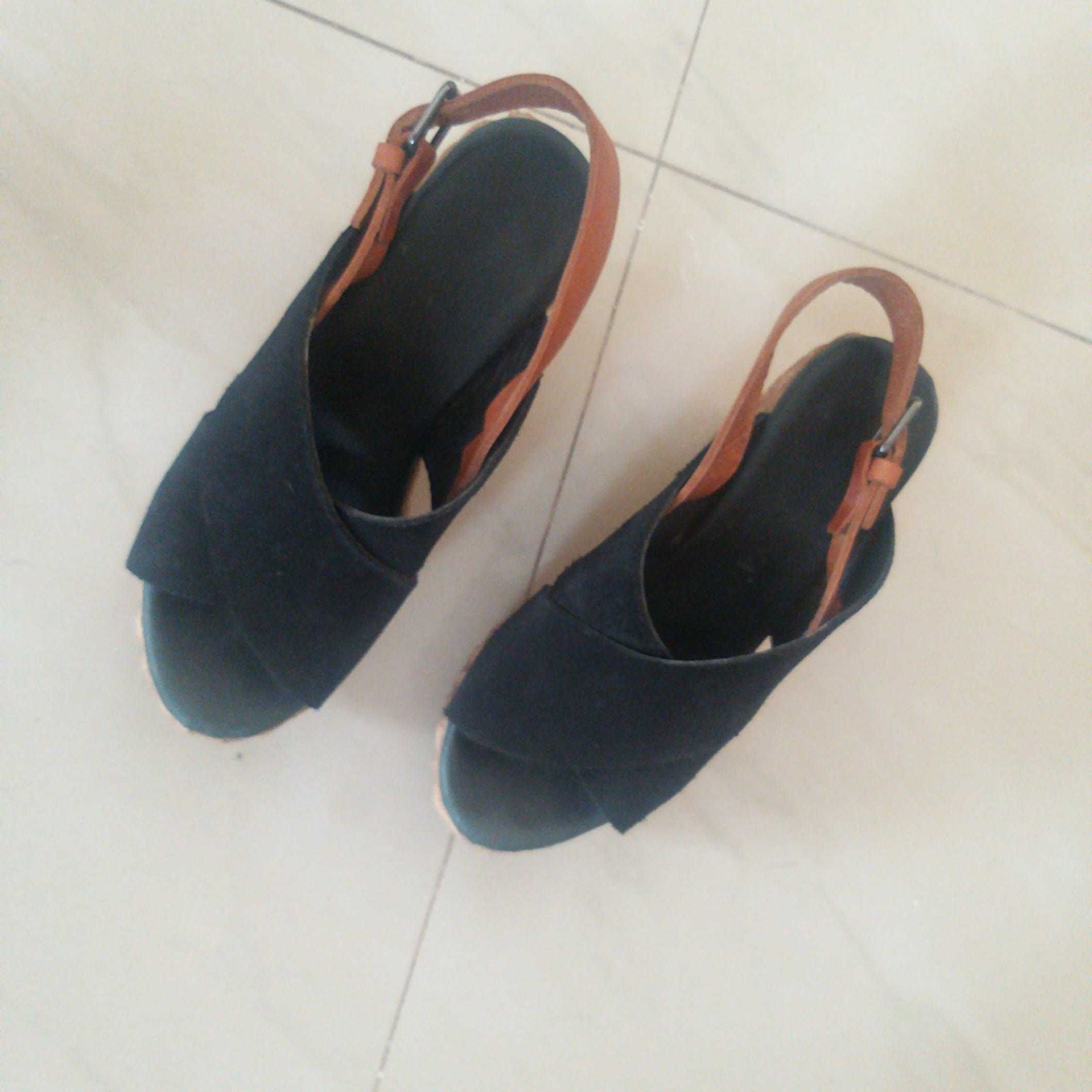 Sandalias pretas com cunha, em pele, 37