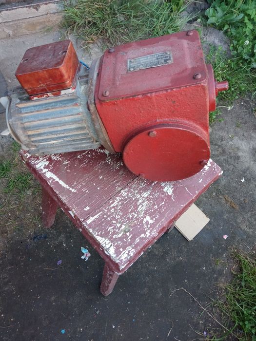 Редуктор з елекродвигуном