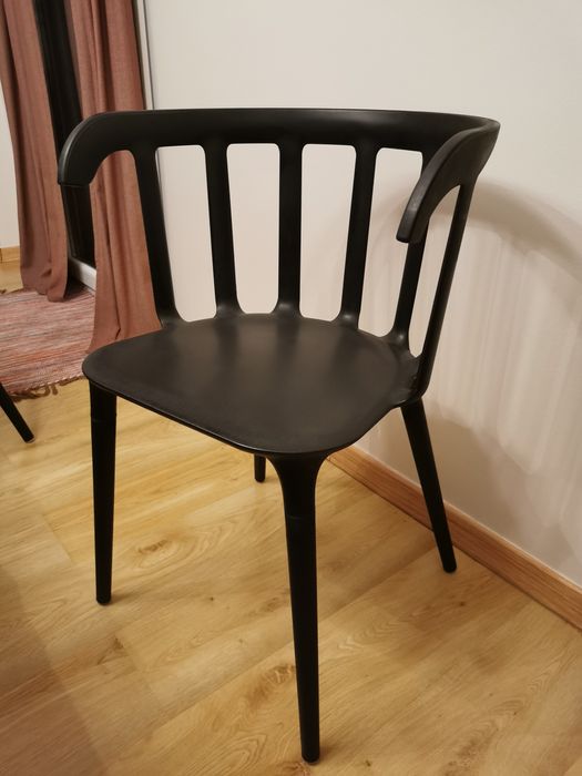 Cadeira preta Ikea PS