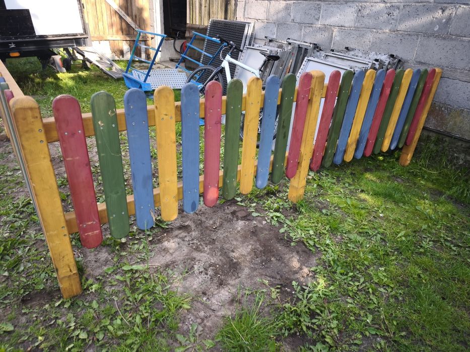Płot ogrodzenie kolorowy przedszkole plac zabaw dla dziecka
