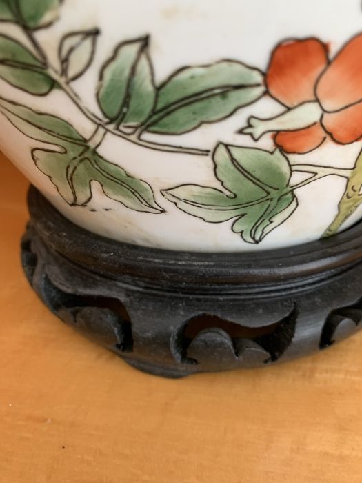 Pote de louça com suporte.
