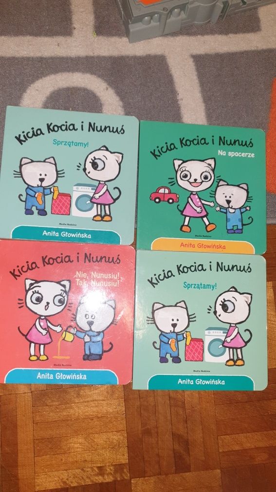 Kicia kocia i Nunuś i po angielsku,kotki idą spać
