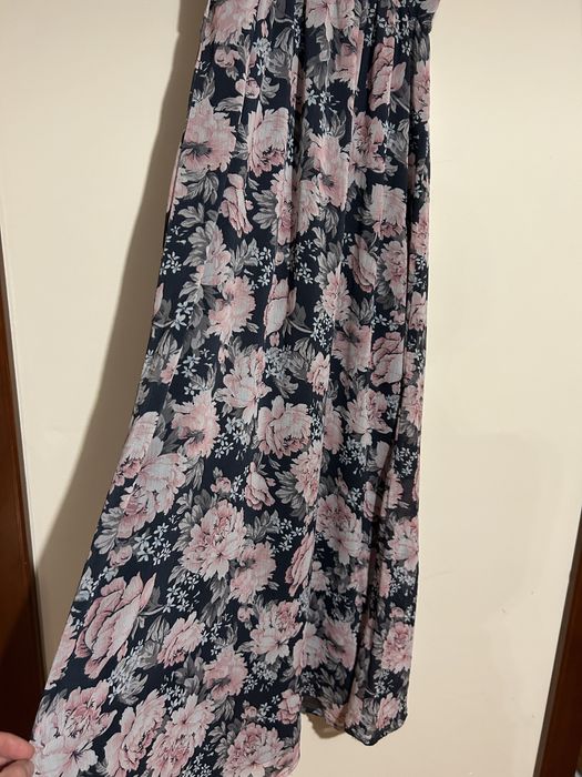 Długa letnia sukienka w kwiaty na ramiączkach